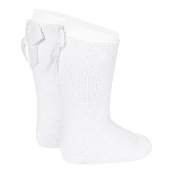 Buy Garter stitch knee high socks with bow WHITE in the online store Condor. Made in Spain. Visit the PERLE BABY SOCKS section where you will find more colors and products that you will surely fall in love with. We invite you to take a look around our online store.