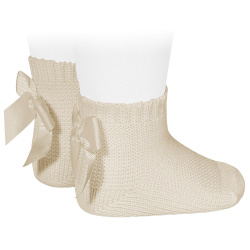 Buy Garter stitch short socks with bow LINEN in the online store Condor. Made in Spain. Visit the PERLE BABY SOCKS section where you will find more colors and products that you will surely fall in love with. We invite you to take a look around our online store.
