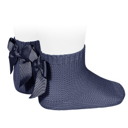 Buy Garter stitch short socks with bow NAVY BLUE in the online store Condor. Made in Spain. Visit the PERLE BABY SOCKS section where you will find more colors and products that you will surely fall in love with. We invite you to take a look around our online store.