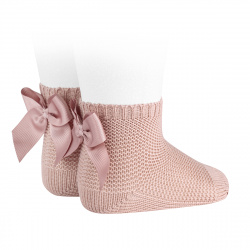 Buy Garter stitch short socks with bow OLD ROSE in the online store Condor. Made in Spain. Visit the PERLE BABY SOCKS section where you will find more colors and products that you will surely fall in love with. We invite you to take a look around our online store.