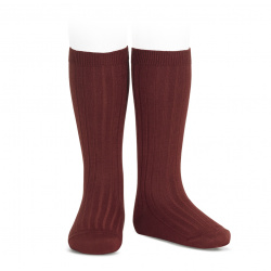 Buy Basic rib knee high socks GARNET in the online store Condor. Made in Spain. Visit the KNEE-HIGH RIBBED SOCKS section where you will find more colors and products that you will surely fall in love with. We invite you to take a look around our online store.