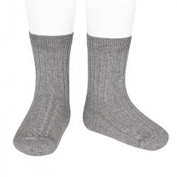 Buy Basic rib short socks LIGHT GREY in the online store Condor. Made in Spain. Visit the RIBBED SHORT SOCKS section where you will find more colors and products that you will surely fall in love with. We invite you to take a look around our online store.