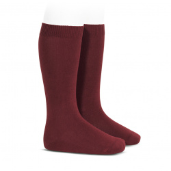 Buy Plain stitch basic knee high socks GARNET in the online store Condor. Made in Spain. Visit the KNEE-HIGH PLAIN STITCH SOCKS section where you will find more colors and products that you will surely fall in love with. We invite you to take a look around our online store.