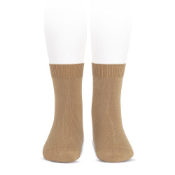 Compra Calcetines básicos punto liso CAMEL en la tienda online Condor. Fabricado en España. Visita la sección CALCETINES CORTOS LISOS donde encontrarás más colores y productos que seguro que te enamorarán. Te invitamos a darte una vuelta por nuestra tienda online.