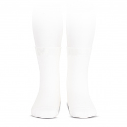 Buy Elastic cotton short socks WHITE in the online store Condor. Made in Spain. Visit the SCHOOL SPRING BASICS section where you will find more colors and products that you will surely fall in love with. We invite you to take a look around our online store.