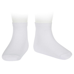 Buy Plain stitch short socks WHITE in the online store Condor. Made in Spain. Visit the SCHOOL SPECIAL SOCKS section where you will find more colors and products that you will surely fall in love with. We invite you to take a look around our online store.