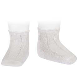 Buy Pattern short socks CREAM in the online store Condor. Made in Spain. Visit the SPRING COTON BASIC BABY SOCKS section where you will find more colors and products that you will surely fall in love with. We invite you to take a look around our online store.