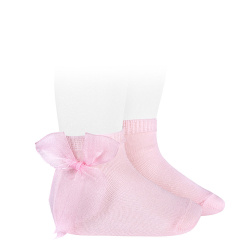 Buy Ceremony short socks with organza bow PINK in the online store Condor. Made in Spain. Visit the LACE AND TULLE SOCKS section where you will find more colors and products that you will surely fall in love with. We invite you to take a look around our online store.