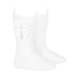 Buy Knee-high socks with grossgrain side bow WHITE in the online store Condor. Made in Spain. Visit the GROSGRAIN BOW SOCKS section where you will find more colors and products that you will surely fall in love with. We invite you to take a look around our online store.