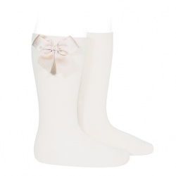 Buy Knee-high socks with grossgrain side bow CREAM in the online store Condor. Made in Spain. Visit the GROSGRAIN BOW SOCKS section where you will find more colors and products that you will surely fall in love with. We invite you to take a look around our online store.