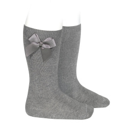 Buy Knee-high socks with grossgrain side bow LIGHT GREY in the online store Condor. Made in Spain. Visit the GROSGRAIN BOW SOCKS section where you will find more colors and products that you will surely fall in love with. We invite you to take a look around our online store.