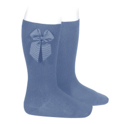 Buy Knee-high socks with grossgrain side bow FRENCH BLUE in the online store Condor. Made in Spain. Visit the GROSGRAIN BOW SOCKS section where you will find more colors and products that you will surely fall in love with. We invite you to take a look around our online store.