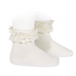 Buy Lace trim short socks with bow CREAM in the online store Condor. Made in Spain. Visit the Happy Price section where you will find more colors and products that you will surely fall in love with. We invite you to take a look around our online store.