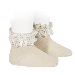 Buy Lace trim short socks with bow LINEN in the online store Condor. Made in Spain. Visit the Happy Price section where you will find more colors and products that you will surely fall in love with. We invite you to take a look around our online store.