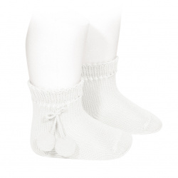 Buy Perle short socks with pompoms WHITE in the online store Condor. Made in Spain. Visit the POMPOM BABY SOCKS section where you will find more colors and products that you will surely fall in love with. We invite you to take a look around our online store.
