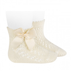 Buy Cotton openwork short socks with bow BEIGE in the online store Condor. Made in Spain. Visit the BABY OPENWORK SOCKS section where you will find more colors and products that you will surely fall in love with. We invite you to take a look around our online store.