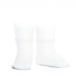 Buy Perle side openwork short socks WHITE in the online store Condor. Made in Spain. Visit the BABY SPIKE OPENWORK SOCKS section where you will find more colors and products that you will surely fall in love with. We invite you to take a look around our online store.