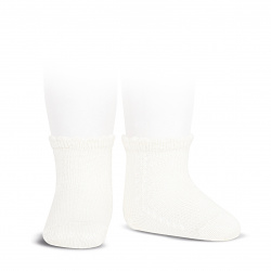 Buy Perle side openwork short socks CREAM in the online store Condor. Made in Spain. Visit the BABY SPIKE OPENWORK SOCKS section where you will find more colors and products that you will surely fall in love with. We invite you to take a look around our online store.