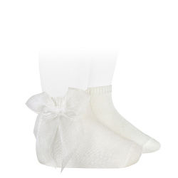 Buy Ceremony short socks with organza bow CREAM in the online store Condor. Made in Spain. Visit the LACE AND TULLE SOCKS section where you will find more colors and products that you will surely fall in love with. We invite you to take a look around our online store.