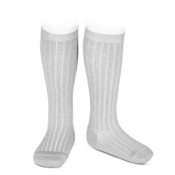Buy Bright rib knee-high socks ALUMINIUM in the online store Condor. Made in Spain. Visit the GIRL SPECIAL SOCKS section where you will find more colors and products that you will surely fall in love with. We invite you to take a look around our online store.
