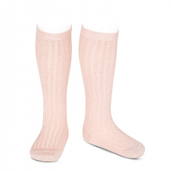 Buy Bright rib knee-high socks OLD ROSE in the online store Condor. Made in Spain. Visit the GIRL SPECIAL SOCKS section where you will find more colors and products that you will surely fall in love with. We invite you to take a look around our online store.