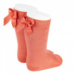 Buy Garter stitch knee high socks with bow PEONY in the online store Condor. Made in Spain. Visit the PERLE BABY SOCKS section where you will find more colors and products that you will surely fall in love with. We invite you to take a look around our online store.