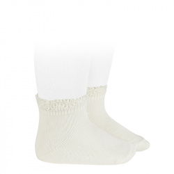 Buy Ceremony short socks with openwork cuff CREAM in the online store Condor. Made in Spain. Visit the LACE AND TULLE SOCKS section where you will find more colors and products that you will surely fall in love with. We invite you to take a look around our online store.