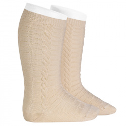 Compra Calcetines altos con mini trenzas LINO en la tienda online Condor. Fabricado en España. Visita la sección CALCETINES LABRADOS BEBÉ donde encontrarás más colores y productos que seguro que te enamorarán. Te invitamos a darte una vuelta por nuestra tienda online.