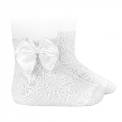 Buy Perle geometric openwork short socks satin bow WHITE in the online store Condor. Made in Spain. Visit the BABY ELASTIC OPENWORK SOCKS section where you will find more colors and products that you will surely fall in love with. We invite you to take a look around our online store.
