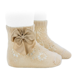 Buy Perle geometric openwork short socks satin bow LINEN in the online store Condor. Made in Spain. Visit the BABY ELASTIC OPENWORK SOCKS section where you will find more colors and products that you will surely fall in love with. We invite you to take a look around our online store.
