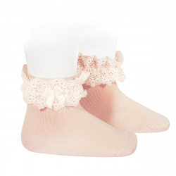 Buy Lace trim short socks with bow NUDE in the online store Condor. Made in Spain. Visit the LACE AND TULLE SOCKS section where you will find more colors and products that you will surely fall in love with. We invite you to take a look around our online store.