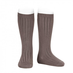 Buy Basic rib knee high socks TRUFFLE in the online store Condor. Made in Spain. Visit the KNEE-HIGH RIBBED SOCKS section where you will find more colors and products that you will surely fall in love with. We invite you to take a look around our online store.