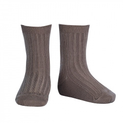 Buy Basic rib short socks TRUFFLE in the online store Condor. Made in Spain. Visit the RIBBED SHORT SOCKS section where you will find more colors and products that you will surely fall in love with. We invite you to take a look around our online store.