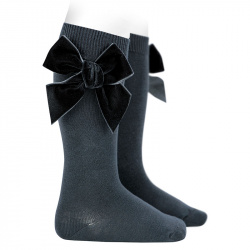 Buy Cotton knee socks with side velvet bow COAL in the online store Condor. Made in Spain. Visit the SALES section where you will find more colors and products that you will surely fall in love with. We invite you to take a look around our online store.