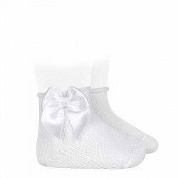 Buy Perle baby booties with satin bow and rolled cuff WHITE in the online store Condor. Made in Spain. Visit the PERLE BABY SOCKS section where you will find more colors and products that you will surely fall in love with. We invite you to take a look around our online store.