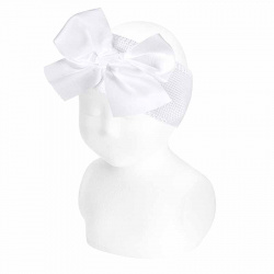 Buy Garter stitch headband with large grosgrain bow WHITE in the online store Condor. Made in Spain. Visit the Happy Price section where you will find more colors and products that you will surely fall in love with. We invite you to take a look around our online store.