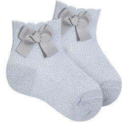 Buy Fine rib bright socks with side grosgrain bow SILVER in the online store Condor. Made in Spain. Visit the GLITTER SOCKS section where you will find more colors and products that you will surely fall in love with. We invite you to take a look around our online store.