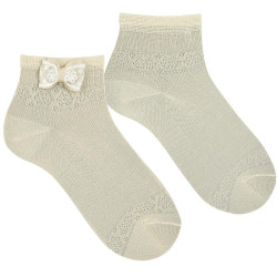 Buy Ceremony ankle socks with lace trim bow LINEN in the online store Condor. Made in Spain. Visit the SALES section where you will find more colors and products that you will surely fall in love with. We invite you to take a look around our online store.