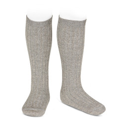 Buy Bright rib knee-high socks LIGHT GREY in the online store Condor. Made in Spain. Visit the GIRL SPECIAL SOCKS section where you will find more colors and products that you will surely fall in love with. We invite you to take a look around our online store.