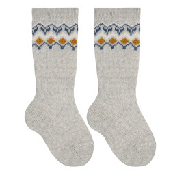 Achetez chez Chaussettes hautes en mélange mérinos avec bordure ALUMINIUM sur le site online Condor. Fabriqué en Espagne. Visitez notre section CHAUSSETTES EN LAINE AVEC DESSINS BÉBÉ ou vous trouverez plus de couleurs et produits que vous allez adorer. Nous vous invitons a visiter notre boutique en ligne.