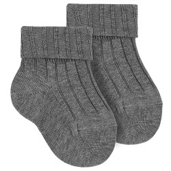 Compra Calcetines de algodón con doble vuelta con canalé GRIS CLARO en la tienda online Condor. Fabricado en España. Visita la sección CALCETINES BÁSICOS ALGODÓN BEBÉ donde encontrarás más colores y productos que seguro que te enamorarán. Te invitamos a darte una vuelta por nuestra tienda online.