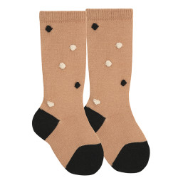 Compra Calcetines altos con bodoques de colores NOUGAT en la tienda online Condor. Fabricado en España. Visita la sección CALCETINES DE ALGODÓN CON DIBUJOS BEBÉ donde encontrarás más colores y productos que seguro que te enamorarán. Te invitamos a darte una vuelta por nuestra tienda online.