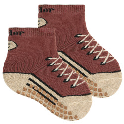 Buy Sneaker non-slip socks MARSALA in the online store Condor. Made in Spain. Visit the NON-SLIP BABY SOCKS section where you will find more colors and products that you will surely fall in love with. We invite you to take a look around our online store.