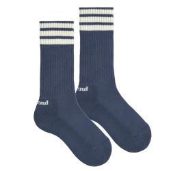 Compra Calcetines sport puño americano, 3 listas y rizo AZUL/NATA en la tienda online Condor. Fabricado en España. Visita la sección CALCETINES DEPORTIVOS RETRO donde encontrarás más colores y productos que seguro que te enamorarán. Te invitamos a darte una vuelta por nuestra tienda online.