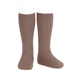 Buy Basic rib knee high socks PRALINE in the online store Condor. Made in Spain. Visit the KNEE-HIGH RIBBED SOCKS section where you will find more colors and products that you will surely fall in love with. We invite you to take a look around our online store.