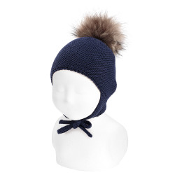 Buy Merino blend baby knit hat w/earflaps &pompom NAVY BLUE in the online store Condor. Made in Spain. Visit the Hats and hoods section where you will find more colors and products that you will surely fall in love with. We invite you to take a look around our online store.