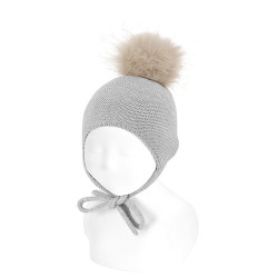 Buy Merino blend baby knit hat w/earflaps &pompom ALUMINIUM in the online store Condor. Made in Spain. Visit the Hats and hoods section where you will find more colors and products that you will surely fall in love with. We invite you to take a look around our online store.