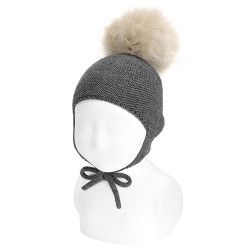 Achetez chez Bonnet mérinos mélangé, cache-oreilles et pompom GRIS CLAIR sur le site online Condor. Fabriqué en Espagne. Visitez notre section Chapeaux et cagoules ou vous trouverez plus de couleurs et produits que vous allez adorer. Nous vous invitons a visiter notre boutique en ligne.