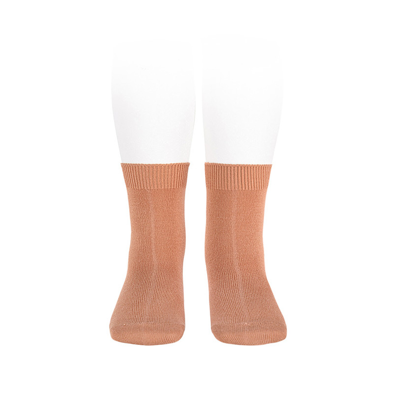 Compra Calcetines cortos básicos punto liso NOUGAT en la tienda online Condor. Fabricado en España. Visita la sección CALCETINES CORTOS LISOS donde encontrarás más colores y productos que seguro que te enamorarán. Te invitamos a darte una vuelta por nuestra tienda online.