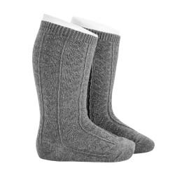 Compra Calcetines altos trenzados GRIS CLARO en la tienda online Condor. Fabricado en España. Visita la sección CALCETINES LABRADOS BEBÉ donde encontrarás más colores y productos que seguro que te enamorarán. Te invitamos a darte una vuelta por nuestra tienda online.